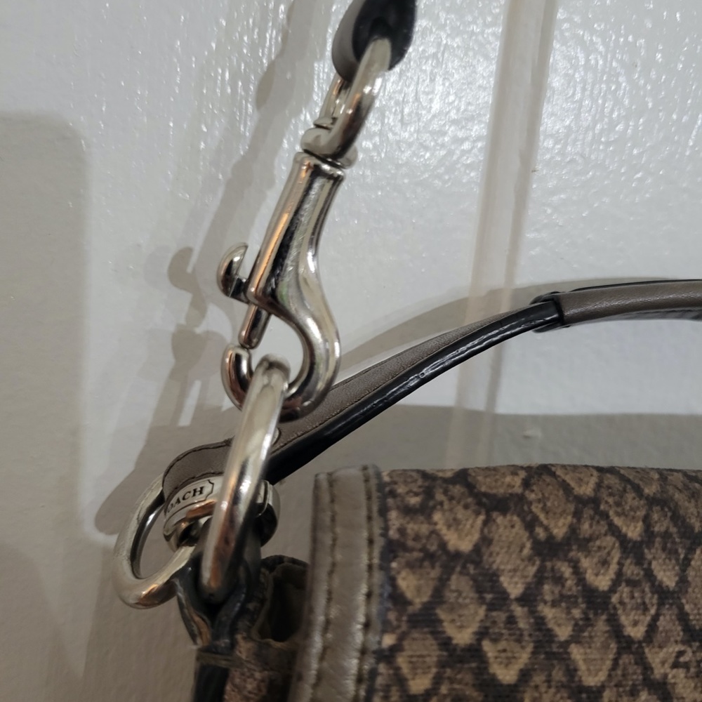 coach - Picture 3 of 5